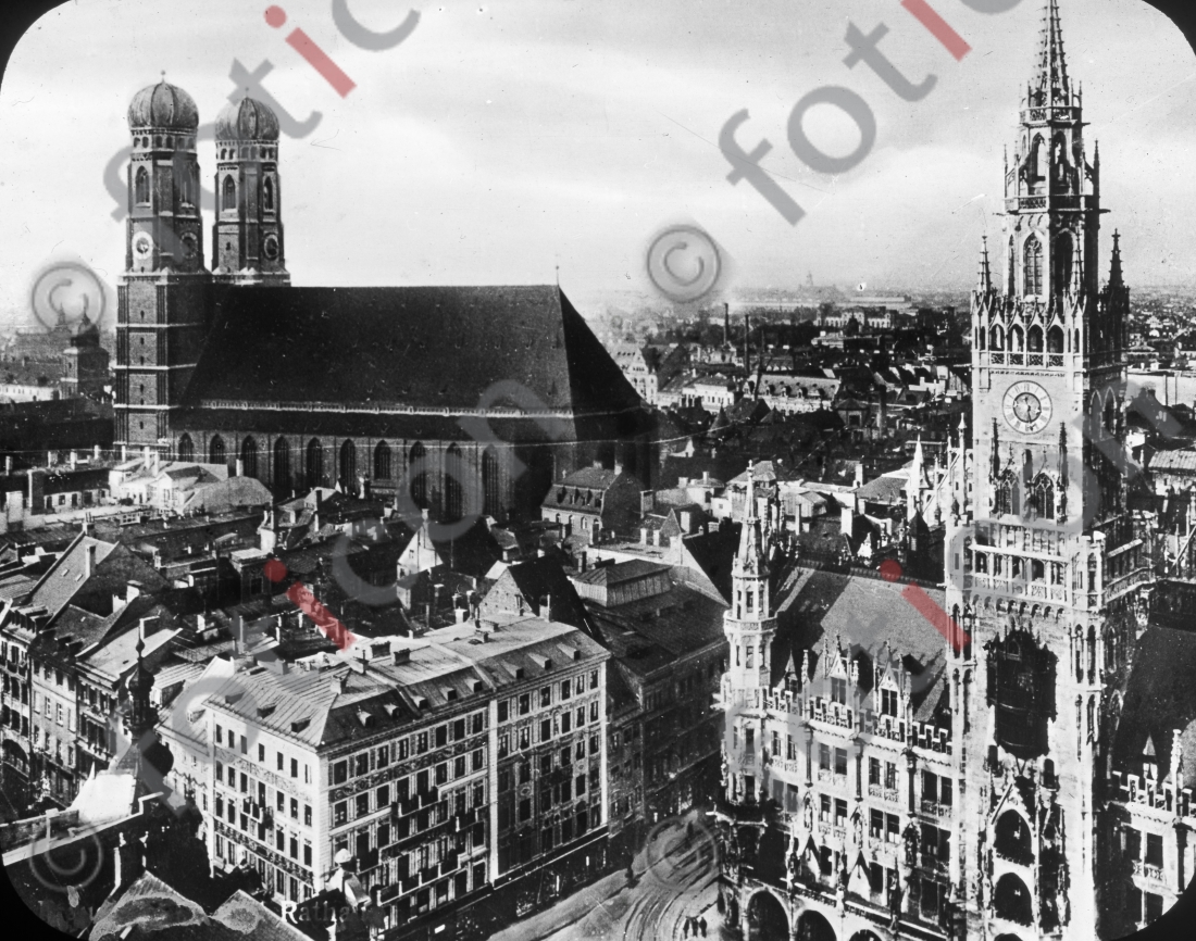 Rathaus und Frauenkirche | Town hall and Frauenkirche (foticon-simon-162-041-sw.jpg)